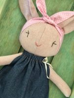 Coneja rosa de lino artesanal, peluche de apego para consuelo y apoyo al Hogar de Cristo.