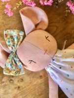 Coneja rosa de lino artesanal, peluche de apego para consuelo y apoyo al Hogar de Cristo.