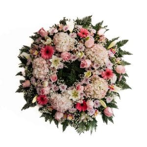 Corona de flores fúnebre tradicional en tonos pastel con rosas rosadas y hortensias de 70cm.