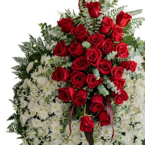 Corona de flores imperial con moño central de 25 rosas rojas y base de maules blancos de 70cm.
