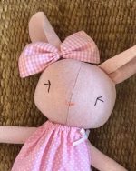 Coneja rosa de lino artesanal, peluche de apego para consuelo y apoyo al Hogar de Cristo.