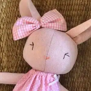 Coneja rosa de lino artesanal, peluche de apego para consuelo y apoyo al Hogar de Cristo.