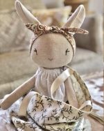 Coneja rosa de lino artesanal, peluche de apego para consuelo y apoyo al Hogar de Cristo.