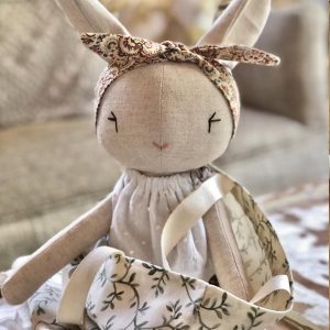 Coneja rosa de lino artesanal, peluche de apego para consuelo y apoyo al Hogar de Cristo.