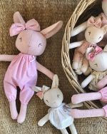 Coneja rosa de lino artesanal, peluche de apego para consuelo y apoyo al Hogar de Cristo.