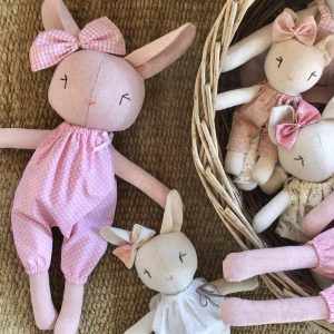 Coneja rosa de lino artesanal, peluche de apego para consuelo y apoyo al Hogar de Cristo.