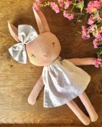 Coneja rosa de lino artesanal, peluche de apego para consuelo y apoyo al Hogar de Cristo.