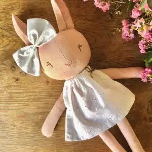 Coneja rosa de lino artesanal, peluche de apego para consuelo y apoyo al Hogar de Cristo.