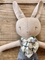 Conejo de lino, peluche de consuelo, Hogar de Cristo, regalo solidario Chile, apoyo emocional duelo, artesanía reciclada, objeto transicional.