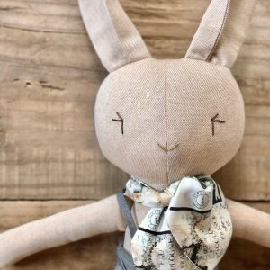 Conejo de lino, peluche de consuelo, Hogar de Cristo, regalo solidario Chile, apoyo emocional duelo, artesanía reciclada, objeto transicional.