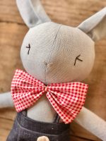 Conejo de lino, peluche de consuelo, Hogar de Cristo, regalo solidario Chile, apoyo emocional duelo, artesanía reciclada, objeto transicional.