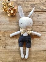 Conejo de lino, peluche de consuelo, Hogar de Cristo, regalo solidario Chile, apoyo emocional duelo, artesanía reciclada, objeto transicional.