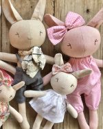 Conejo de lino, peluche de consuelo, Hogar de Cristo, regalo solidario Chile, apoyo emocional duelo, artesanía reciclada, objeto transicional.