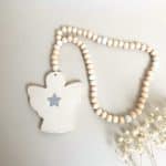 Rosario de madera con angelito beige