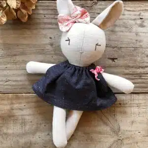 Coneja de Apego Peque 22 cm con vestido jeans