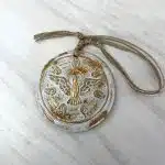 Medalla Colgante Espíritu Santo Cerámica Blanco Oro - Imagen 2