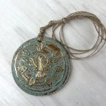 Medalla Colgante Espíritu Santo Cerámica Calipso Oro - Imagen 3