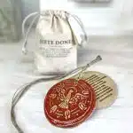 Medalla Colgante Espíritu Santo Cerámica Rojo Oro