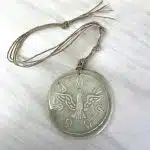 Medalla Colgante Espíritu Santo Cerámica Verde Agua - Imagen 3