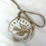 Medalla Colgante Siete Dones Cerámica Blanco Oro - Imagen 2