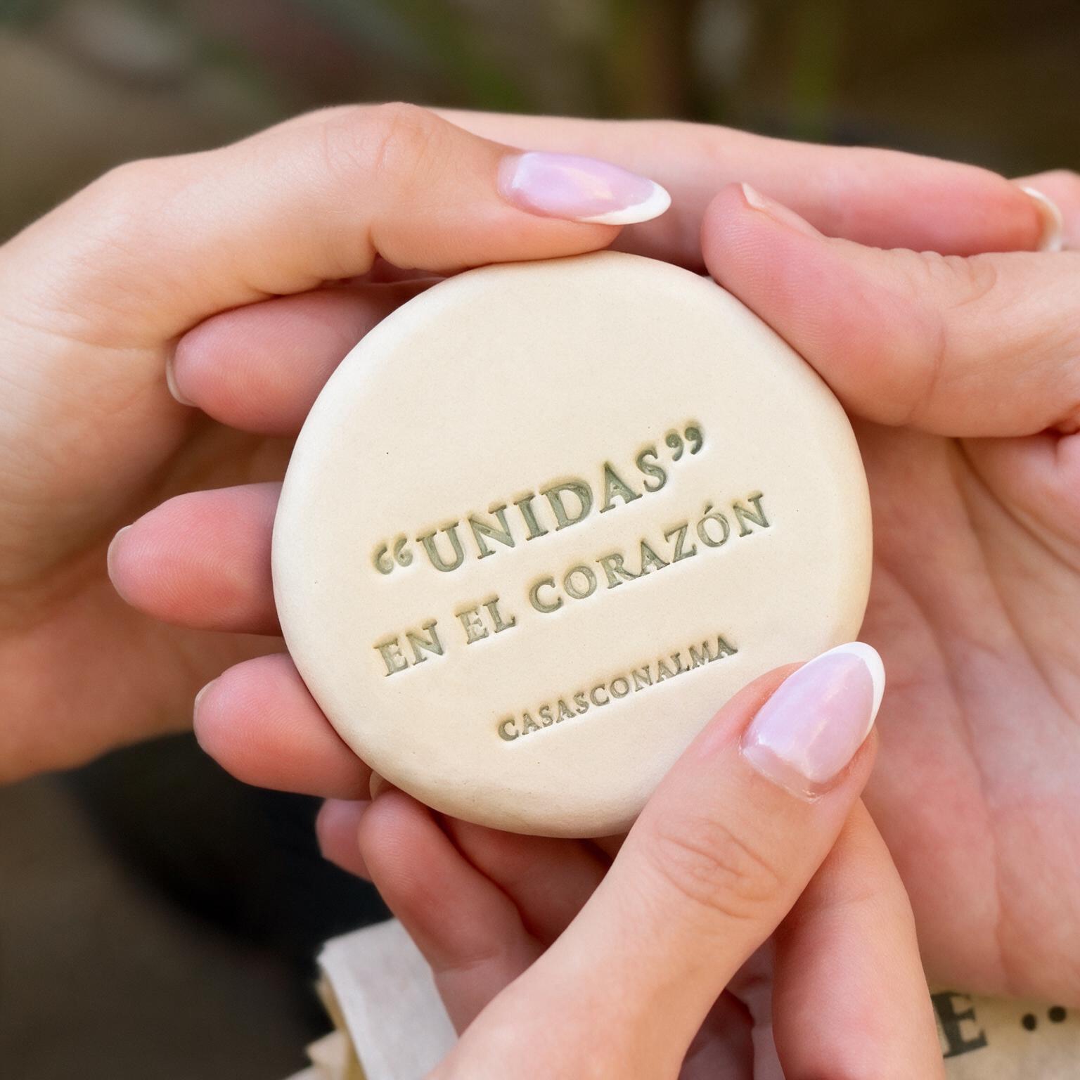 magnific_eliminar-las-palabras-reg_NZ4EVYw6D9 Medalla Mensaje: Unidas en el corazón - Imagen 1
